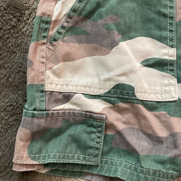 Forever 21 Camo Cargo Shorts - Picture 4 of 4